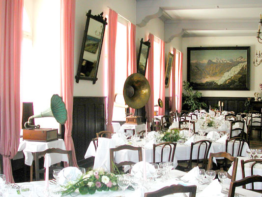 Der Speisesaal ist dekoriert