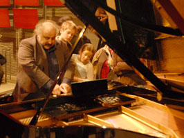 Gespannte Blicke beim Einspannen der Rolle