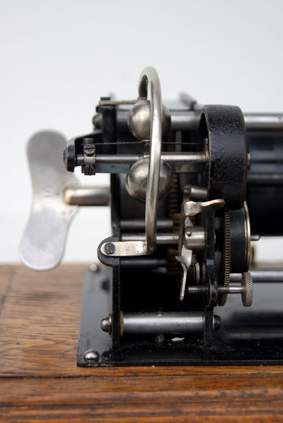 Der Antrieb des Phonographen auf kleinstem Raum /  The drive of the phonograph in a small space