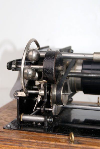 Speziell: der Fliehkraftregler wird von einem Metallring gesch&uuml;tzt / Special: the governor is protected by a metal ring