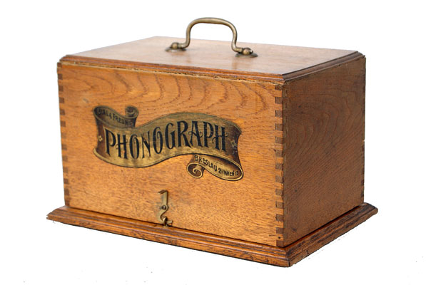 Das einfache Holzgeh&auml;use mit dem Markenzeichen / This simply wooden case protect the phonograph