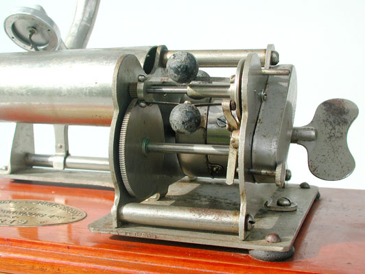 Das offene Motorgeh&auml;use ist typisch f&uuml;r den "Eagle" von Columbia / The open motor-case is typical for the Graphophone "Eagle"
