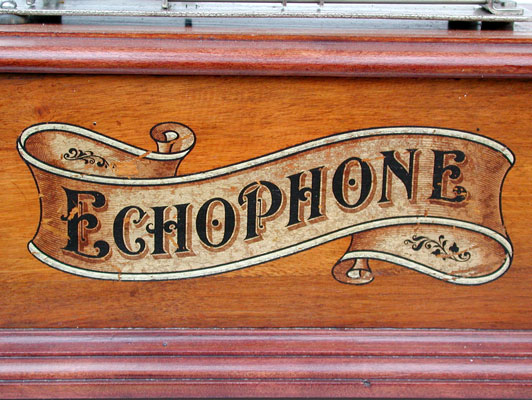 Das stolze Markenzeichen erinnert an die amerikanischen Vorbilder / The proud trade mark reflects the american prototypes