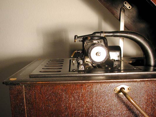 Der Tonarm f&uuml;hrt direkt zum Trichter im Geh&auml;use / The tone arm leads into the internal horn