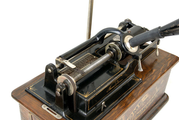 Der qualitativ hochstehende Abspiel-Mechanismus ist Garnat f&uuml;r besten Klang / The high quality mechanism is the basic for best sound