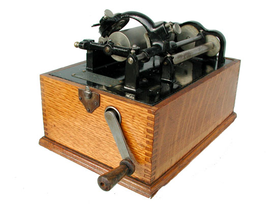 Trotz der aufw&auml;ndigen Bauweise war dieser Phonograph ein Blligprodukt / This sophisticated phonograph was sold for only 20 US $