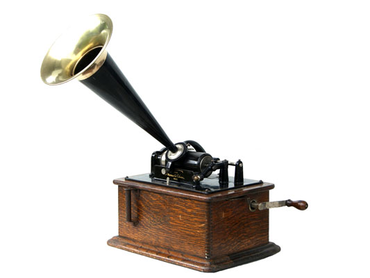 Dieses Ger&auml;t wurde mit einem 35 cm Trichter ausger&uuml;stet / The Standard with the usual 14' black japanned horn