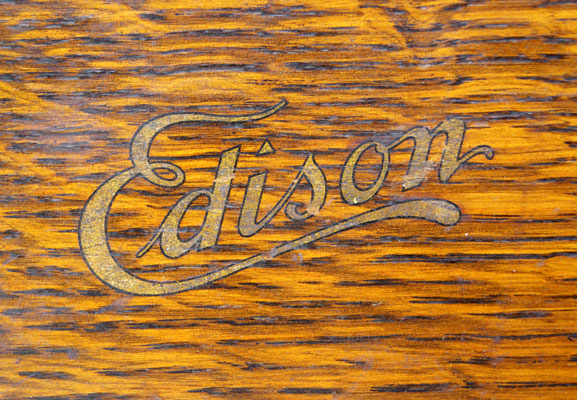 Der typische Edison Schriftzug auf dem Geh&auml;use / The Edison signature decal on the case