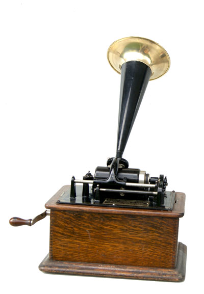 Diese Ausf&uuml;hrung des Standard Phonographen kam 1905 auf den Markt / This model of Edisons Standard series was introduced in 1905