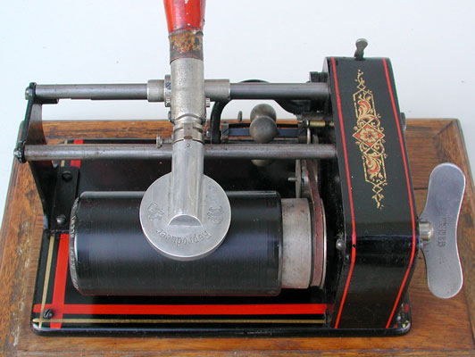 Das Geh&auml;use ist reich verziert  / The metallic case is rich decorated