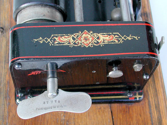 Der Aufziehschl&uuml;ssel mit Serien-Nummer und Patent / The winding key with serial number and patent specification