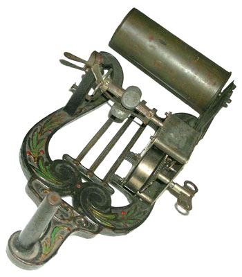 Der Sockel hat die Form einer Lyra / The cast-iron plate has lyre-shaped