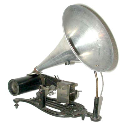 Der Trichter dreht sich wie ein Zirkel um eine Mittelachse / Like a circle, he balanced horn turns around the center-point