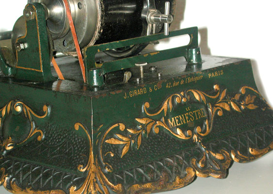 Der Sockel aus massivem Guss-Eisen / The massiv iron case