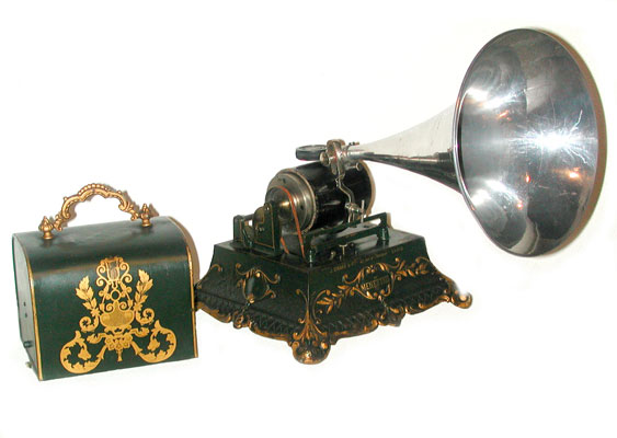 Das Ger&auml;t ist reich dekoriert  / The Phonograph with golden ornaments