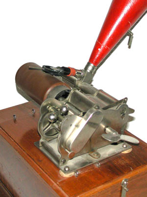 Phonograph auf der Innenseite des Geh&auml;usedeckels / Phonograph on the reverse side of the lid