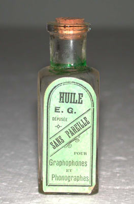 Ein Fl&auml;schchen mit Phonographen-&Ouml;l / Bottle with Phonograph Oil