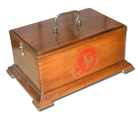 Der Phonograph ist im Geh&auml;use verstaut  / The phonographe takes place into the box