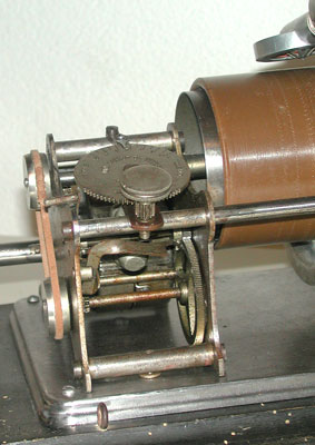 Der Motor&nbsp;gleicht einem Uhrwerk / The cloke-work like drive