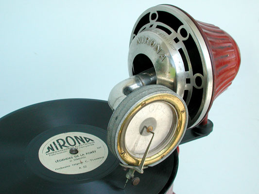 Die kompakte Bauweise von Schalldose und Klangverst&auml;rker / Astonishing sound by compact construction