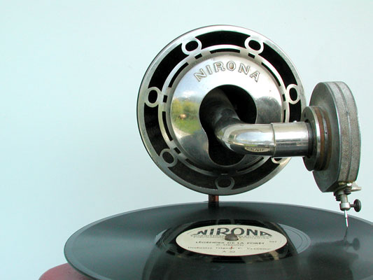 Der glockenf&ouml;rmige Umkehr-Trichter reflektiert den Schall / The sound is reflecting by bell like a parabolic antenna