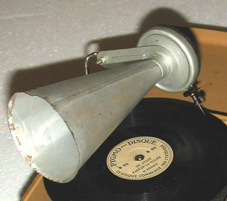 L&auml;nge des miniatur-Trichters: 13cm  / The small tinny horn is 13 cm long