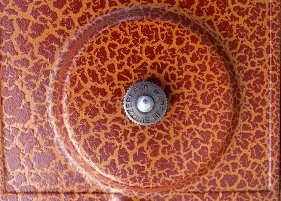 Detail des Geh&auml;uses mit der Schraube zur Befestigung des Plattentellers / Detail of the case and the screw to fix the turntable