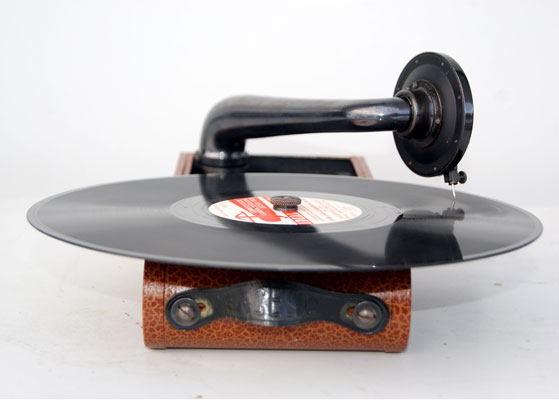 Die Schallplatte ist gr&ouml;sser als das Grammophon / The record is bigger than the player