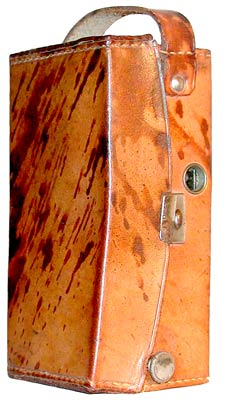 Das Leder-Etui mit Tragriemen / The rectangular leather case with carrying strap