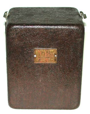 Das massive Metall-Geh&auml;use ist bombensicher / The solid steel-box was made to entertain japonese Soldiers