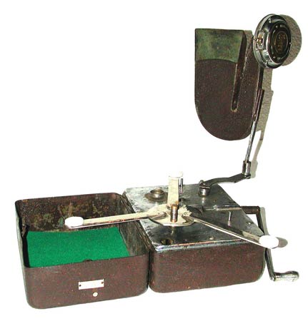 Aus unz&auml;hligen Einzelteilen zusammengesetzt / The "Mikky Phone" is put together and ready to play