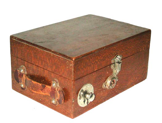 Das massive Holzgeh&auml;use besch&uuml;tzt den Reise-Grammophon / The pocket phonograph is stored in the massiv wood-case