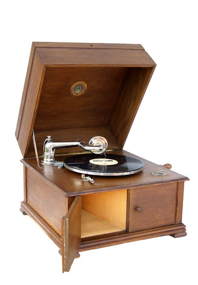 Das Bernaphon Tischgrammophon ist ein Schweizer Fabrikat / The table model Bernaphon by W. Bestgen Sohn is Swiss Made