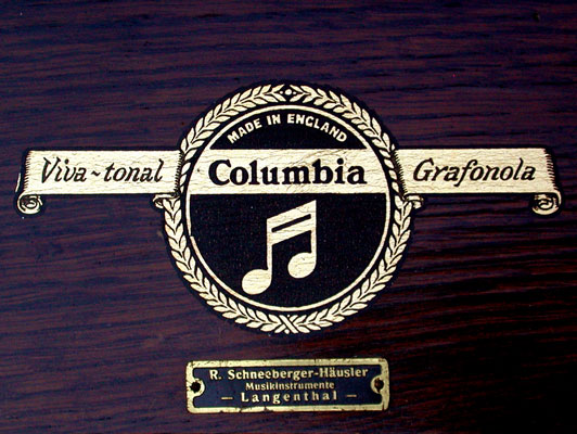 Das Markenzeichen im Holzdeckel / The trade-mark inside the wooden lid