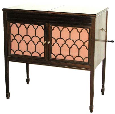 Die Front mit dem filigranen Holz-Gitter  / The wooden front with the filigree grill