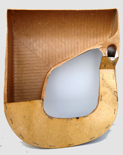 Der eingebaute Trichter ist aus einem Fiberglas &auml;hnlichen Material  / The inside horn is made of a fiberglass-like material