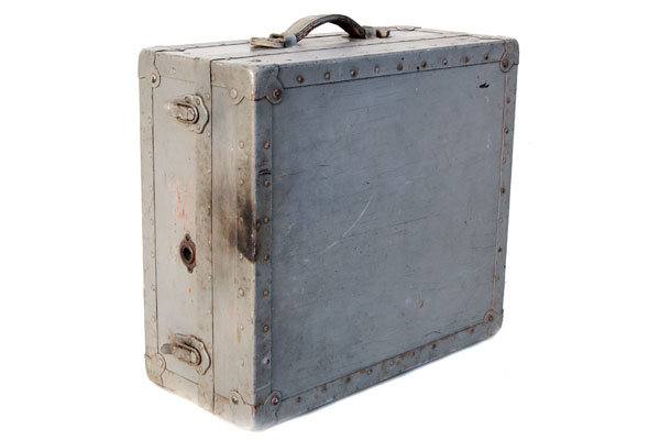 Am Koffer befinden sich Brandspuren, die Kanten sind mit Stahl verst&auml;rkt / There are burn marks on the case, the egdes are reinforced with steel