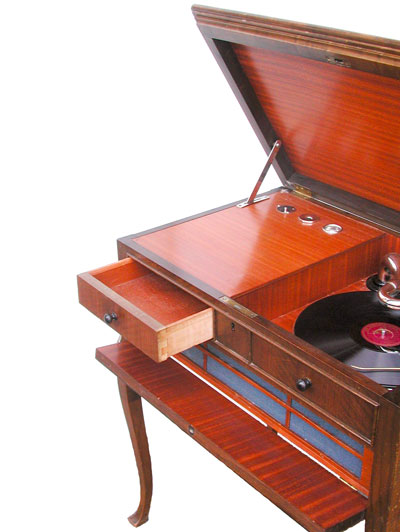 Nur eine Schublade ist echt, der Rest ist Imitation / Only one drawer is true, the others are imitation