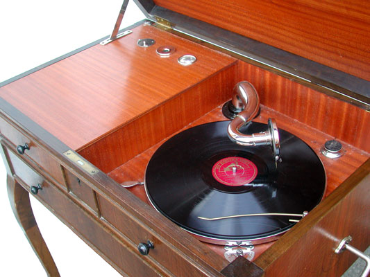 Der Plattenteller und der elegante Tonarm / The turnetable in action