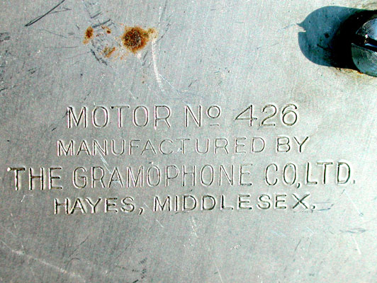 Der Firmen-Stempel auf dem Motorgeh&auml;use / The stamp by the gramophone company on the motor case