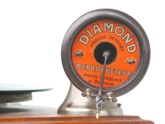 Die "Diamond" Schalldose mit Saphir f&uuml;r Tiefenschrift-Platten / The sound-box "Diamond" with saphir for vertical cut records
