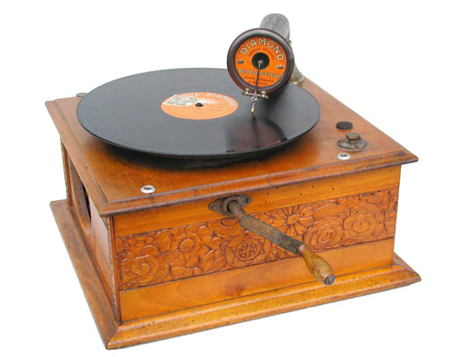 Das Geh&auml;use misst 30 x 31 cm / The cabinet measures 12 x 12 1/4"