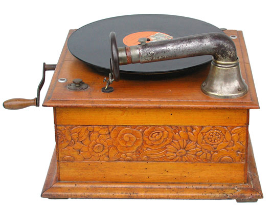 Das mit Schnitzereien reich dekorierte Geh&auml;use / The carved cabinet is decorated with flower design