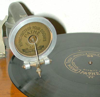 Das ge&auml;tzte Label von Path&eacute; mit Tiefenschrift und Innenstart / The etchd label by Path&eacute; with center start and lateral cut