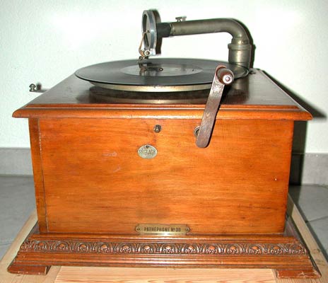 Das Path&eacute;phone b&uuml;rgt f&uuml;r Fortschritt: Postkutsche oder Automobil? / Advertising compares the Path&eacute;phon with postcoaches and autos