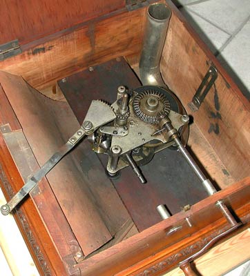 Die dreieckige Metall-Platte ist typisch f&uuml;r den Path&eacute;-Motor / The triangular metal-plate is typical for motors by Path&eacute;