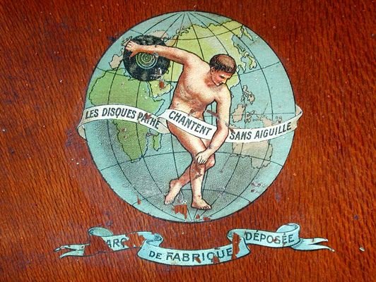 Das neue Markenzeichen von Path&eacute; mit dem Diskuswerfer  / The new trade-mark by Path&eacute; with the discus-trower