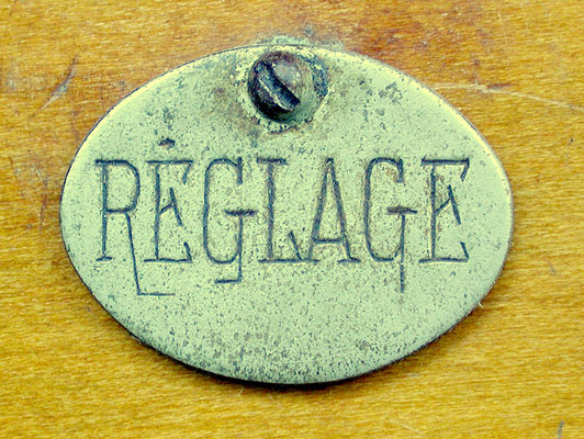 Hier l&auml;sst sich die Geschwindigkeit regulieren /  Behind dis metal plaque is the speed control