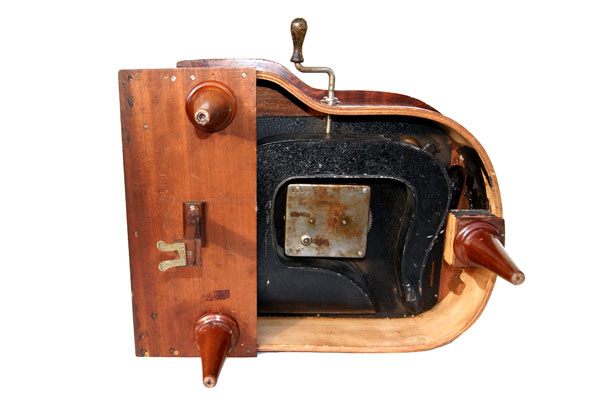 Die Ansicht von unten mit Motor und Schallverst&auml;rker / The view from the bottom with the motor and internal horn