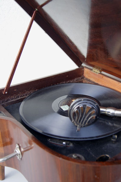 Auf der Schalldose steht "Swiss Made" /  The soundbox is stamped "Swiss Made"